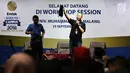 Vice Presiden HR Emtek Pieter Andrian menjadi pembicara Emtek Goes To Campus (EGTC) di Universitas Muhammadiyah Malang, Selasa (25/9). EGTC juga menghadirkan kompetisi news presenter, inspiring sharing, dan entertainment talk. (Liputan6.com/JohanTallo)