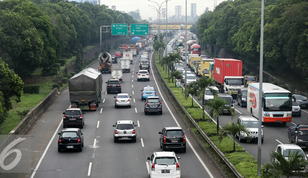 Sejumlah kendaraan melintas di tol lingkar luar, Pondok Pinang-TMII, TB Simatupang, Jakarta, Kamis (25/2). Pemprov DKI Jakarta mewacanakan akan mengubah proyek enam ruas jalan tol menjadi jalan arteri layang. (Liputan6.com/Yoppy Renato)