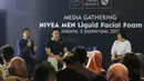 Brand Ambassador Nivea Men, Bambang Pamungkas, saat acara peluncuran produk Nivea Men di Jakarta, Selasa, (5/9/2017). Nivea mengeluarkan produk baru berupa sabun muka cair untuk pria. (Bola.com/M Iqbal Ichsan)