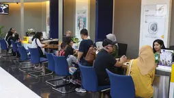 Petugas melayani keluhan nasabah terkait gangguan sistem di Bank Mandiri KCP Jakarta Mal Pondok indah 2, Sabtu (20/7/2019). Sejumlah nasabah Bank Mandiri mengeluhkan perubahan drastis saldo di rekening yang mengalami pengurangan dan ada juga yang mengalami penambahan. (Liputan6.com/Herman Zakharia)