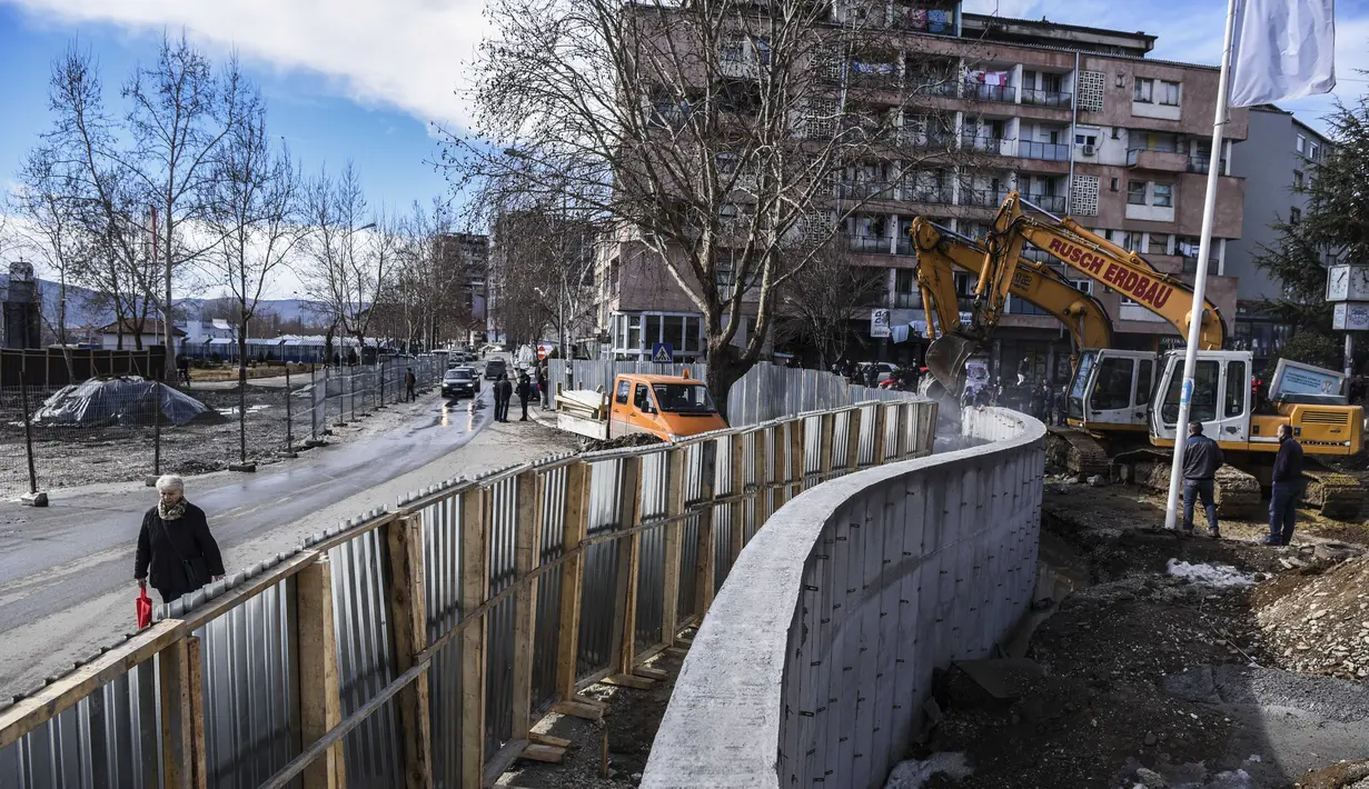 Suasana penghancuran tembok di Mitrovica, Kosovo, Minggu (5/2). Tembok tersebut dihancurkan karena memicu ketegangan antara Kosovo dan negara tetangga Serbia. (AFP PHOTO/ ARMEND NIMANI)