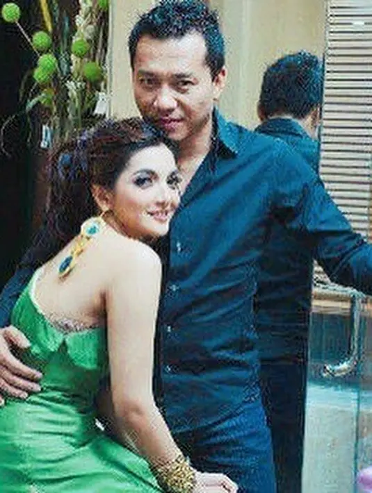 Belum resmi menjadi suami istri namun mereka sudah bertengkar hebat. Emosi keduanya tidak terbendung hingga Anang membanting pintu kamar hotelnya saat itu. (Instagram/ashanty_ash)