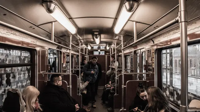 Train Passangers (unsplash.com/Daniel James)
