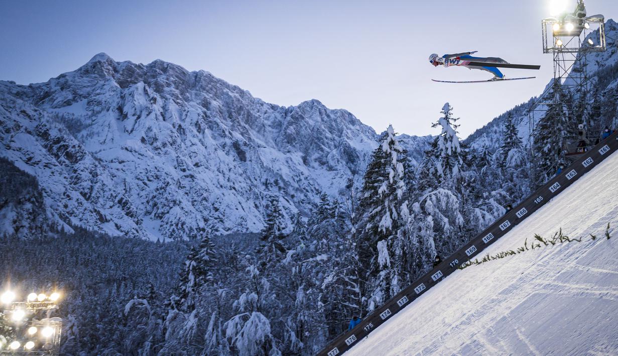 Atlet asal Norwegia, Daniel Andre Tande saat mengikuti perlombaan Men Flying Hill Individual World Championships. (Foto: AFP/Jure Makovec)