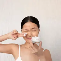 Teknik layering menggunakan beberapa produk ringan secara bertahap, seperti serum lalu dilanjutkan moisturizer. (Foto/dok: Freepik)