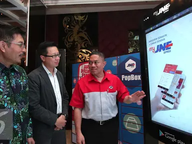 (ki-ka) Presdir JNE M Fenadi Ceo and Ceo Founder Popbox Andiran Lim dan Head IT Bank Permata Marzuki saat peluncuran 7 Magnificent JNE di Jakarta, Senin (29/2). 7 Magnificent JNE merupakan layanan terbaru dari JNE. (Liputan6.com/Angga Yuniar)