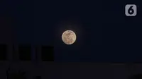 Fenomena langka blue moon terlihat di langit kawasan Jakarta, Rabu (30/8/2023). (Liputan6.com/Faizal Fanani)