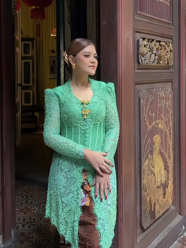 Kahiyang Ayu Dibalut Kebaya Hijau Saat Hari Kartini. [@garyevan/@allseasonphoto]