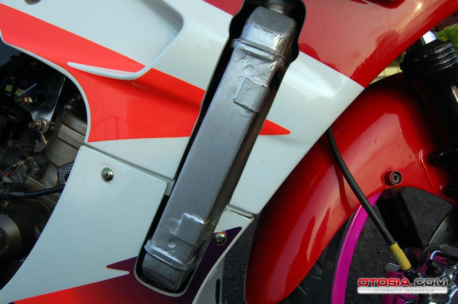 fairing samping dicoak karena radiator yang besar