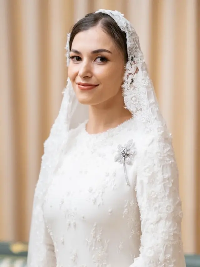 Ayu Ting Ting dan Anisha Rosnah Istri Pangeran Mateen Dibalut Baju Kurung. [@muash.portfolio]