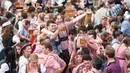 Pengunjung festival Oktoberfest bergembira saat mereka meminum bir di tempat peristirahatan Theresienwiese di Munich, Jerman selatan (24/9). Festival bir terbesar di dunia ini berlangsung sampai 3 Oktober 2017. (AFP Photo/dpa/Tobias Hase/Germany Out)