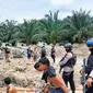 Personel Brimob Polda Riau ketika menangkap pelaku penambangan emas tanpa izin di Kabupaten Kuansing. (Liputan6.com/M Syukur)