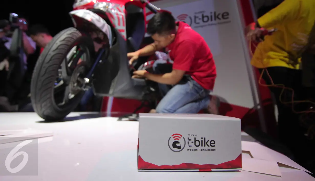 Petugas memasang aplikasi otomotif T-Bike di sepeda motor saat peluncuran di kawasan SCBD Jakarta, Kamis (3/3).  Aplikasi yang diluncurkan Telkomsel itu mampu memonitor, memandu dan mengendalikan sepeda motor dari ponsel cerdas (Liputan6.com/Angga Yuniar)