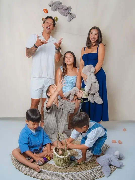 Jennifer Bachdim bersama keluarga melakukan foto shoot bertema telur dan kelinci. Jennifer pun mengenakan long dress navy sleeveless. [@jenniferbachdim]