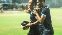 Striker Arema Cronus, Samsul Arif Munip merayakan gol yang dicetaknya ke gawang Persib Bandung dengan rekan setim. Di laga itu Arema menang tipis 1-0 di Stadion Kanjuruhan, Selasa (11/8/2015). (Bola.com/Kevin Setiawan)