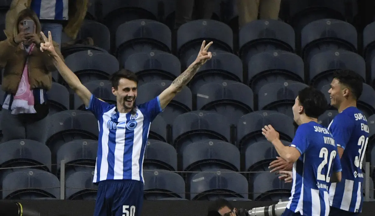 Arsenal kabarnya selangkah lagi mendapatkan Fabio Vieira. Gelandang Portugal itu punya statistik mentereng sebagai pengatur lini tengah. Menurut Guardian, Arsenal kabarnya sepakat dengan FC Porto untuk transfer Vieira. The Gunners diklaim merogoh kocek 35 juta Euro, lebih murah dari harga yang dipatok Porto sebesar 50 juta Euro. (AFP/Miguel Riopa)