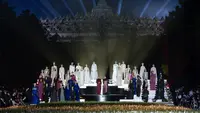 Kala Pelataran Candi Borobudur Disulap Jadi Runway Koleksi Raya Sepanjang 125 Meter