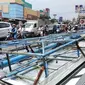 Baliho di halaman Pamulang Square dj Jalan Siliwangi, Kecamatan Pamulang, Kota Tangerang Selatan (Tangsel), roboh setelah kawasan tersebut diterjang angin kencang, Kamis (9/2/2023). (istimewa)