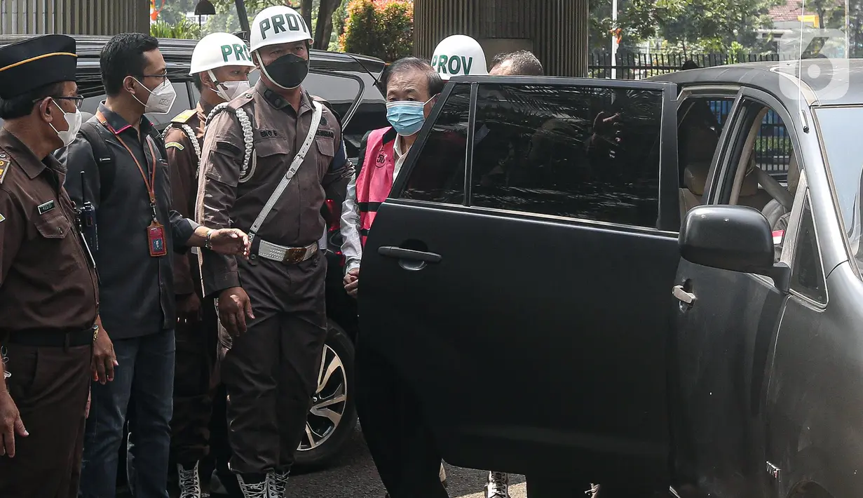 Tersangka kasus dugaan korupsi Surya Darmadi keluar dari mobil saat tiba di Gedung Kejaksaan Agung, Jakarta, Kamis (18/8/2022). Surya Darmadi tiba untuk menjalani pemeriksaan perdana kasus dugaan korupsi, pencucian uang, dan penguasaan lahan sawit yang merugikan negara Rp 78 triliun. (Liputan6.com/Faizal Fanani)