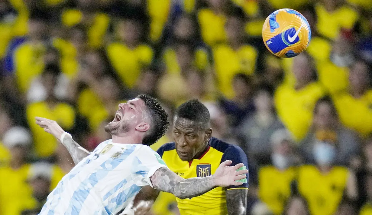 Namun, jalannya laga ini masih sangat menarik. Ekuador dan Argentina terlihat main penuh semangat untuk mengincar kemenangan. (AP/Dolores Ochoa, Pool)