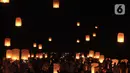 Peserta menerbangkan lampion sebagai tanda puncak perayaan Tri Suci Waisak 2566 BE/2022 di Candi Borobudur, Magelang, Jawa Tegah, Senin (16/05/2022) malam. Setelah sempat ditiadakan selama pandemi, pelepasan ribuan lampion di Pelataran Candi Borobudur pada Waisak tahun ini kembali diselenggarakan. (merdeka.com/Iqbal S.Nugroho)