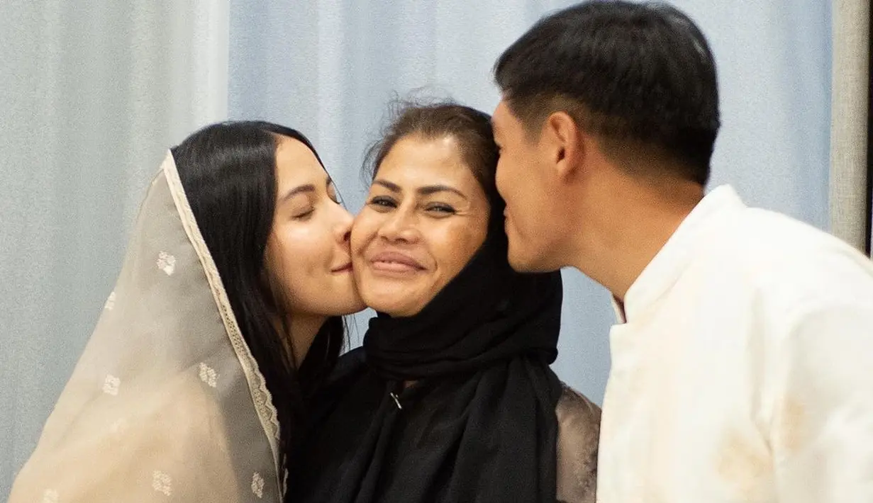 Penampilannya disempurnakan dengan riasan natural, sementara rambutnya dibiarkan tergerai.