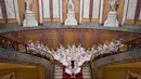 Aksi penari balet Shanghai saat tampil menunjukkan koreografi di atas tangga di museum Bode di Berlin (29/11). Penayangan perdana Penari Balet Shanghai di Jerman tersebut akan berlangsung pada 1 Desember 2018. (AFP Photo/dpa/Britta Pedersen /Germany Out)
