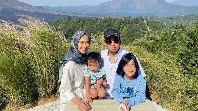 ilustrasi potret kedekatan poppy bunga bersama buah hati dan suami yang mesra/instagram: poppybungariphat