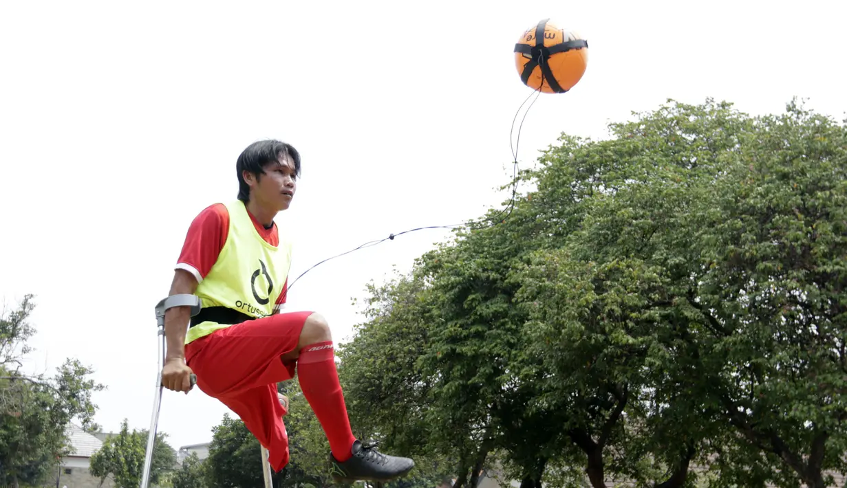 Tim Garuda INAF yang merupakan pesepak bola amputan berlatih di Lapangan R.S Suyoto, Jakarta, Sabtu (12/10). Kunjungan ini dilakukan untuk memberi dukungan kepada Tim Garuda INAF jelang Piala Asia Amputee Football 2020. (Bola.com/Vitalis Yogi Trisna)