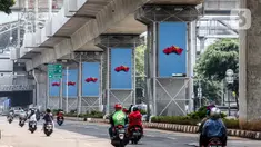 Kendaraan melintas di bawah Stasiun MRT Haji Nawi, Jakarta, Minggu (4/10/2020). PT Mass Rapid Transit atau MRT Jakarta menyiapkan sejumlah pilar jalur MRT sebagai media iklan untuk mengembangkan bisnis di luar pendapatan tiket atau non-farebox. (Liputan6.com/Faizal Fanani)