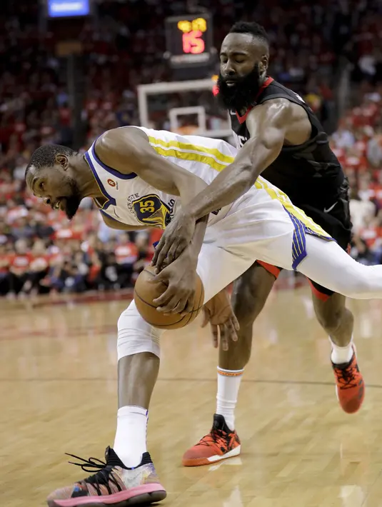 Pemain Houston Rockets, James Harden mencoba merebut bola dari pemain Warriors, Kevin Durant pada gim kelima final NBA basketball Wilayah Barat di Toyota Center, Houston, (24/5/2018). Houston menang 98-94. (AP/David J. Phillip)
