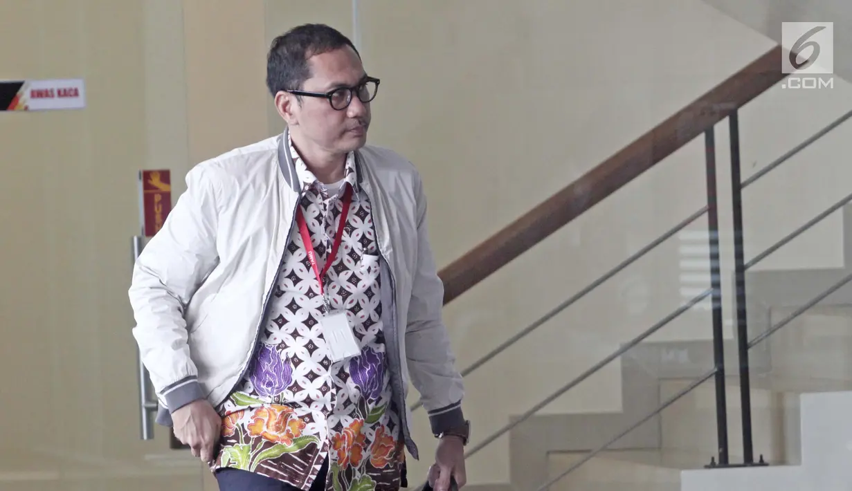 Dirut PT GMF AeroAsia, Iwan Joenarto usai menjalani pemeriksaan di gedung KPK Jakarta, Senin (29/01). Iwan diperiksa KPK soal perjanjian terkait kasus pengadaan pesawat dan mesin pesawat PT Garuda Indonesia. (Liputan6.com/Herman Zakharia)