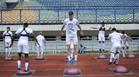 Bek Persib Bandung Nick Kuipers mengikuti sesi latiham bersama tim di Stadion Gelora Bandung Lautan Api. (Foto: MO Persib)