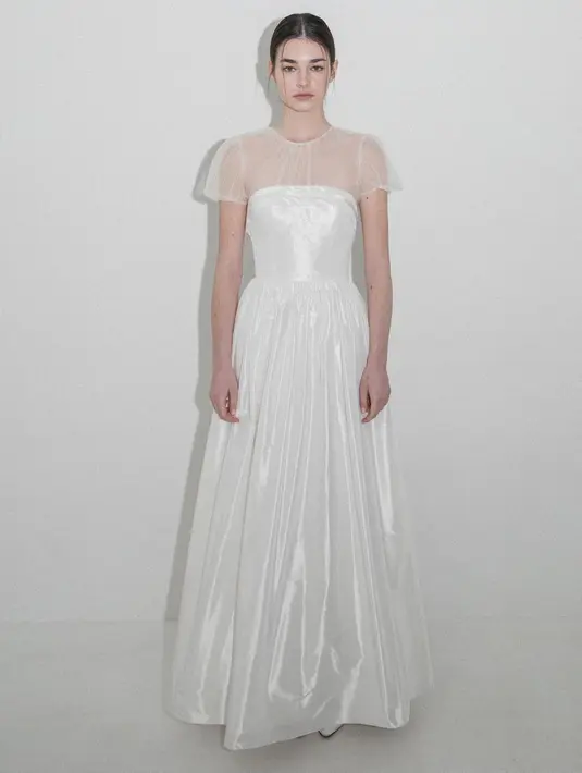 Gaun pengantin pilihan Sojin merupakan rancangan dari brand Formysis. Di akun Instagram @formysis_, dikatakan bahwa gaun pengantin tersebut merupakan perpaduan antara tekstur tebal dan material vintage, yang membuat kecantikan natural Sojin semakin terpancar. [Foto: Instagram/ssozi_sojin]