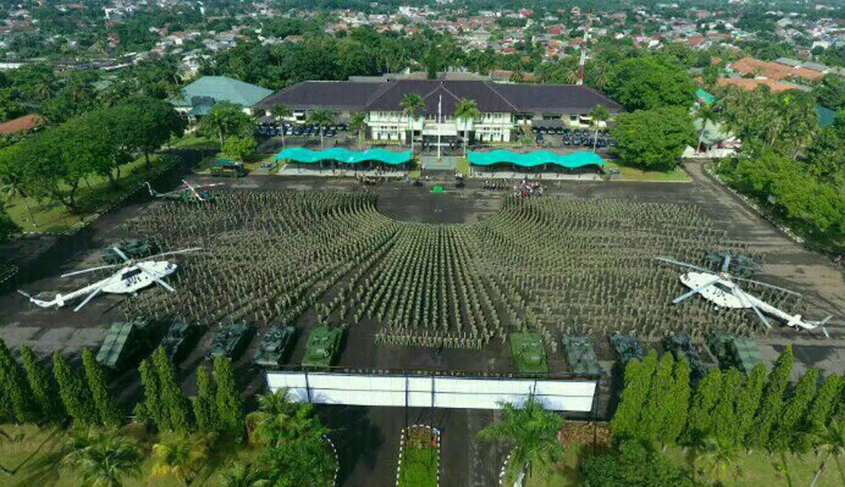 Formasi barisan pasukan Kostrad saat kunjungan Presiden Jokowi ke Markas Divisi Infanteri 1 Kostrad Cilodong, Jawa Barat, Rabu (16/11). Presiden yang merupakan Panglima Tertinggi TNI ini disambut yel-yel 3.500 pasukan. (Biro Pres Kepresidenan)