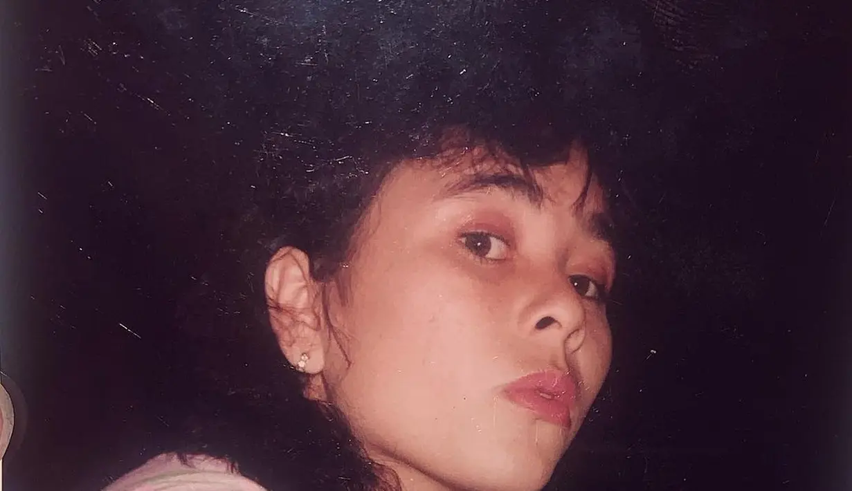 Prilly bagikan potret masa muda sang ibu yang disebut mirip dengannya. (Sumber: Instagram/@prillylatuconsina96)
