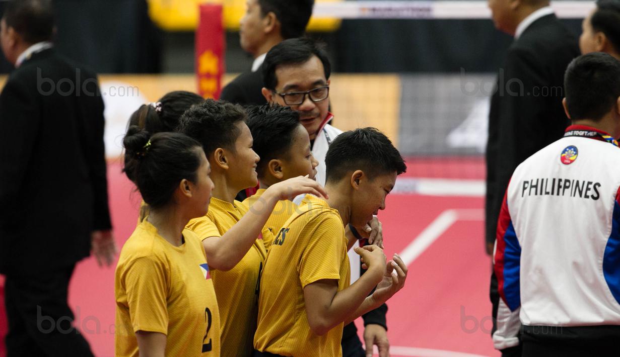 Tim Sepak Takraw Putri Filipina bercanda saat menunggu kedatangan Tim Sepak Takraw Indonesia pada SEA Games 2017 di Titiwangsa Indoor Stadium Kuala Lumpur, Malaysia, Selasa (21/8). (Bola.com/Liputan6/Faizal Fanani)