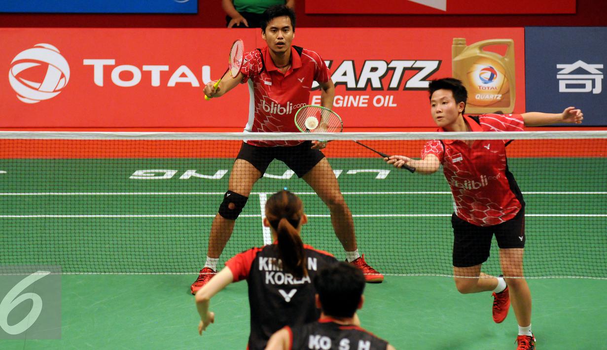 Ganda campuran Indonesia, Tontowi/Liliyana (kanan) mengembalikan bola ke Ko Sung Hyun/Kim Ha Na di Total BWF World Championships 2015 di Istora Senayan, Jakarta, Jumat (14/8/2015). Tontowi/Liliyana unggul 21-8. 21-15. (Liputan6.com/Helmi Fithriansyah)