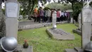 Menteri Sosial Khofifah Indar Parawansa bersama rombongan mendatangi Taman Makam Pahlawan Kalibata, Jakarta, Senin (2/10). Kedatangan Mensos untuk melakukan ziarah dalam rangka memperingati Hari Kesaktian Pancasila, 1 Oktober. (Liputan6.com/Faizal Fanani)