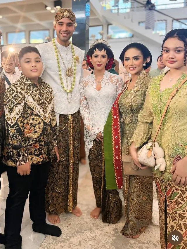 Krisdayanti, Amora Lemos, dan Yuni Shara Kenakan Kebaya saat Hadir di Pernikahan Anak Susi Pudjiastuti, Nadine Kaiser. [@krisdayantilemos]