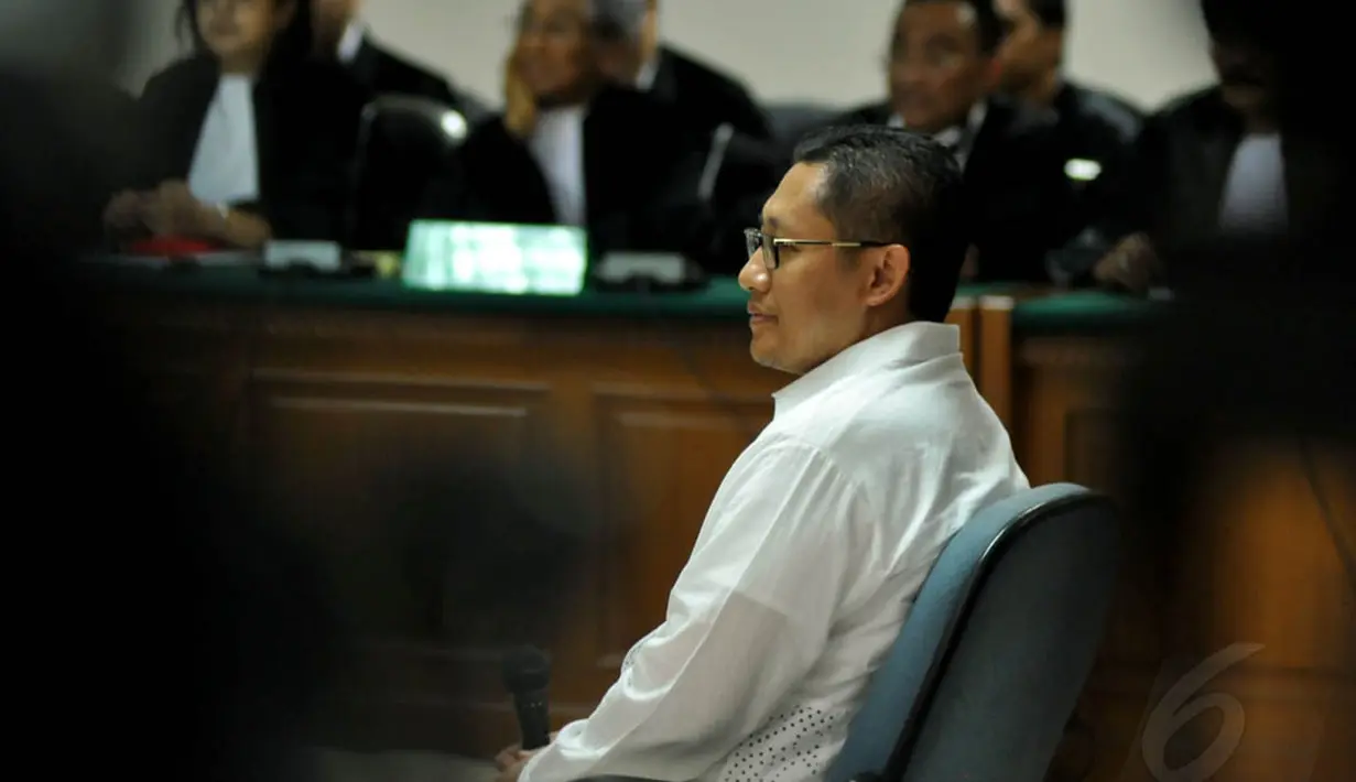 Anas Urbaningrum menyimak pembacaan dakwaan dari Jaksa Penuntut Umum (JPU) di Pengadilan Tipikor, Jakarta, Jumat (30/5/14). (Liputan6.com/Johan Tallo)