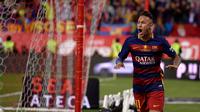 Ekspresi striker Barcelona, Neymar, setelah mencetak gol ke gawang Sevilla pada final Copa del Rey yang berlangsung di Vicente Calderon, Madrid, Minggu (22/5/2016). (AFP/Josep Lago)