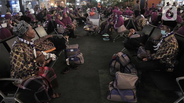 Calon Jemaah Telantar di Bandara Soetta