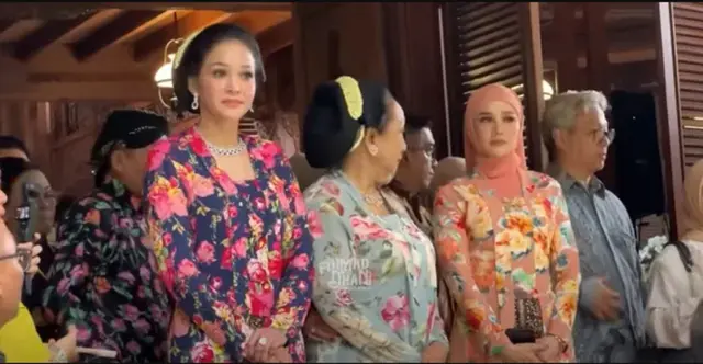 6 Potret kebersamaan Mulan Jameela dan Maia Estianty di pernikahan Al Ghazali, viral saat salaman