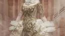 Gaun berwarna krem dengan perpaduan emas ini membuat penampilan Felicya Angelista semakin memukau. Lengkap dengan hiasan mahkota di kepala, tunangan Caesar Hito ini terlihat seperti ratu kerajaan. Ia terlihat begitu elegan dan anggun. (Liputan6.com/IG/@felicyangelista_)
