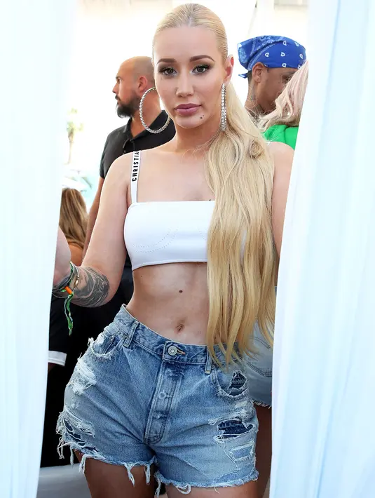 Datang bersama Tyga, Iggy Azalea tampak seksi dengan denim short pantsnya! (CHELSEA LAUREN/WWD/REX/SHUTTERST)
