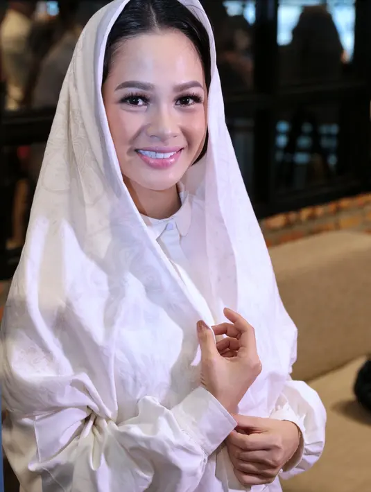 "Jadi sebenarnya baik menyanyi maupun baca Al Quran saya rasa ini untuk bergabung ke projek ini sama, untuk membawa kebaikan, apa yang bisa saya kasih manfaat ke orang lain," ungkap Andien, Kamis (18/5). (Adrian Putra/Bintang.com)