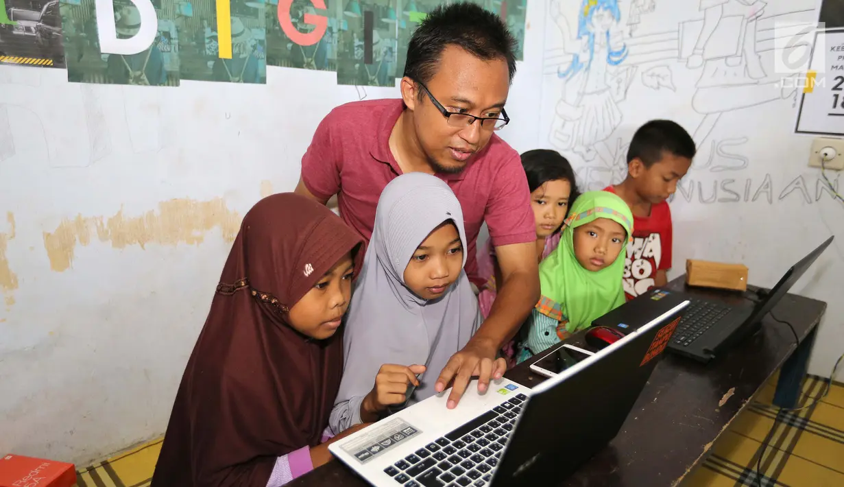 Penggagas Kebumen Desa Digital, Wahyu Yoga Pratama memberikan pelatihan internet kepada anak-anak, di Desa Tambakprogaten, Kabupaten Kebumen, Jawa Tengah, Minggu (6/5). (Liputan6.com/Fery Pradolo)