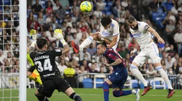 Pemain Real Madrid Karim Benzema (kanan) mencetak gol ke gawang Levante pada pertandingan sepak bola La Liga Spanyol di Stadion Santiago Bernabeu, Madrid, 12 Mei 2022. Real Madrid menang 6-0. (AP Photo/Manu Fernandez)