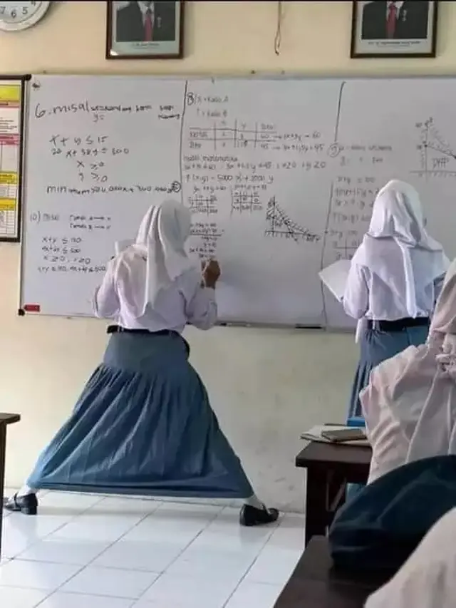 8 Potret Nyeleneh Siswa Waktu di Depan Kelas Ini Bikin Geleng Kepala